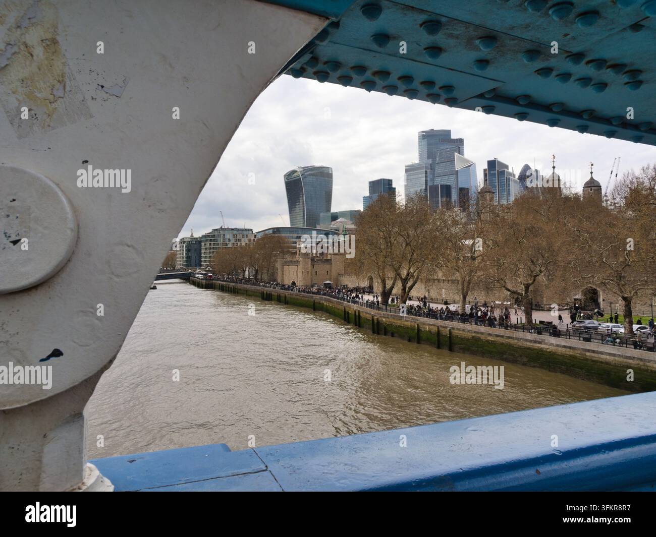 The Shard e il Tamigi da Tower Br – Una vista sull’iconico grattacielo Shard di Londra e su altri edifici moderni lungo il Tamigi, incorniciati dalla Foto Stock