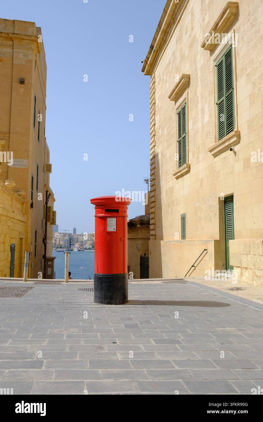 Cassetta postale inglese Royal Mail rossa situata in piazza dell'Indipendenza a Valletta, Malta. Foto Stock