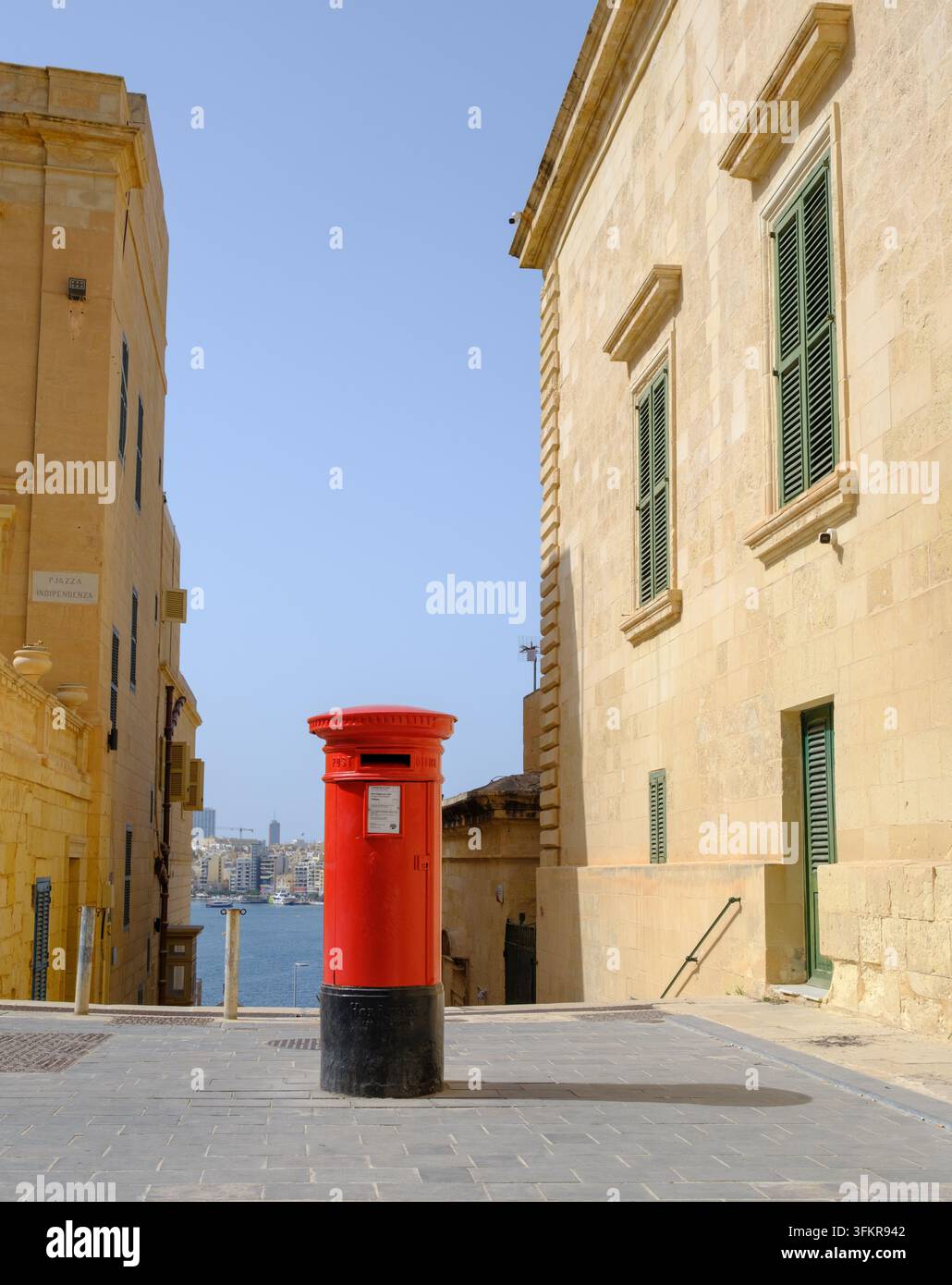 Cassetta postale inglese Royal Mail rossa situata in piazza dell'Indipendenza a Valletta, Malta. Foto Stock