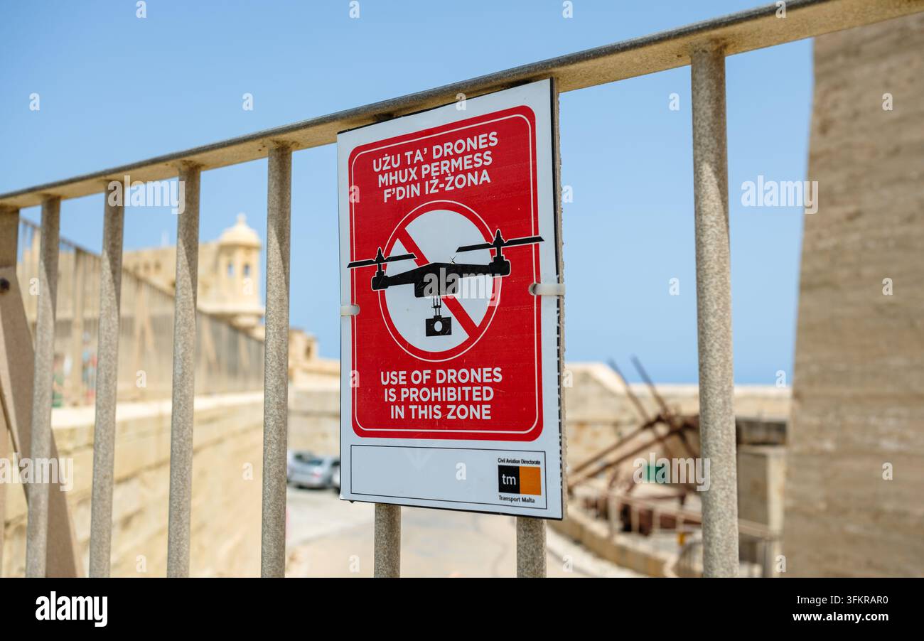 Un cartello informativo di avvertimento l'uso di droni è vietato in questa zona a Valletta Malta vicino al museo militare e all'area dell'accademia di polizia. Fort ST Elmo Foto Stock