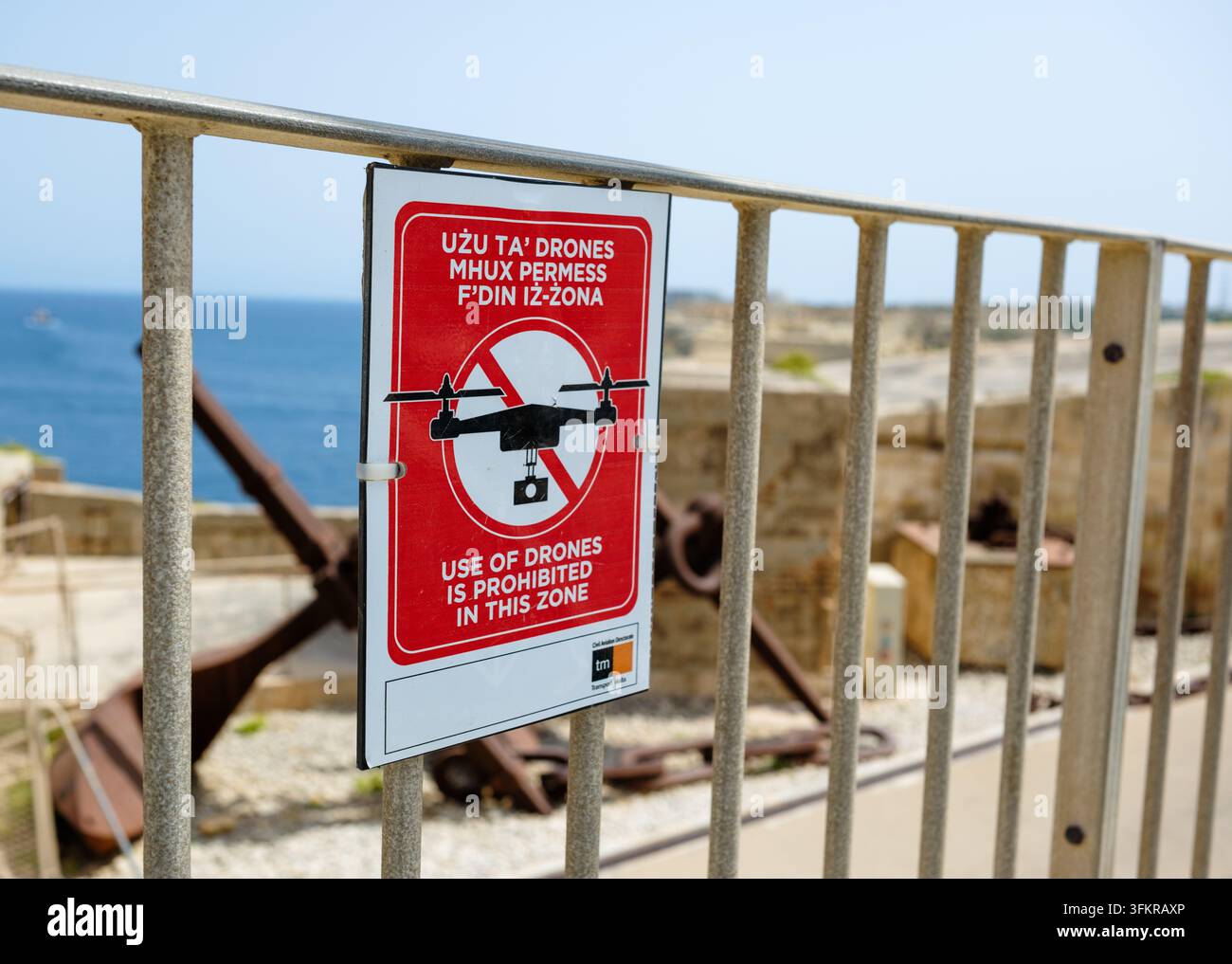 Un cartello informativo di avvertimento l'uso di droni è vietato in questa zona a Valletta Malta vicino al museo militare e all'area dell'accademia di polizia. Fort ST Elmo Foto Stock