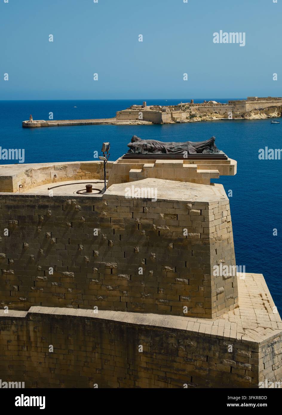 Il soldato addormentato, una scultura commemorativa della Seconda Guerra Mondiale situata sulle mura che si affaccia sull'ingresso del porto di Valletta Foto Stock