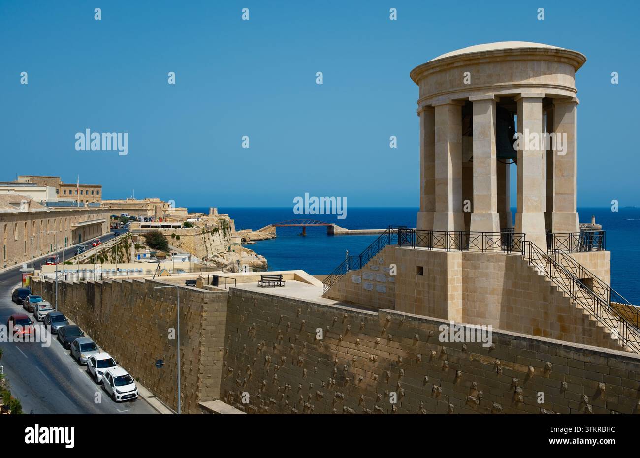 Il monumento della Campana del Siege che si affaccia sul Grand Harbour di Valletta, una memoria per le persone e i soldati di Malta colpiti durante la Seconda Guerra Mondiale. Foto Stock