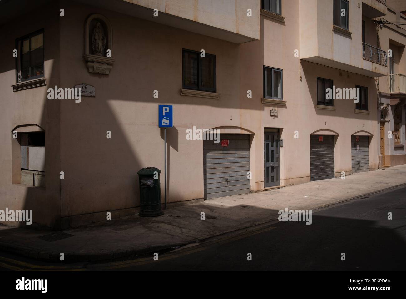 Alloggio con garage di parcheggio off-road combinati all'interno degli edifici a St Pauls Bay, Malta Foto Stock