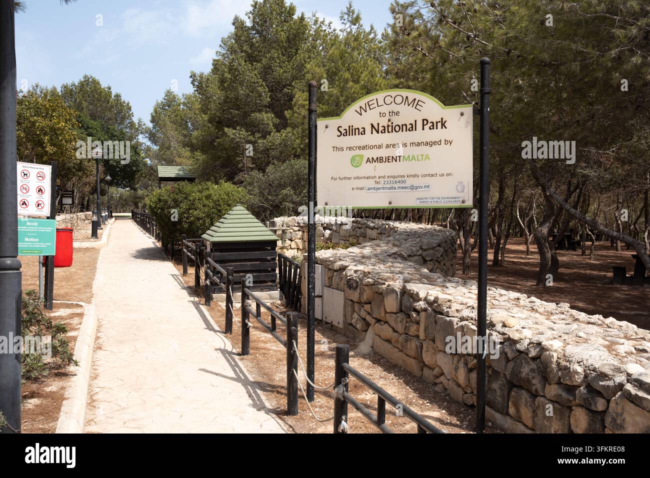 Insegna di benvenuto e percorso d'ingresso del parco nazionale di Salina a Malta Foto Stock