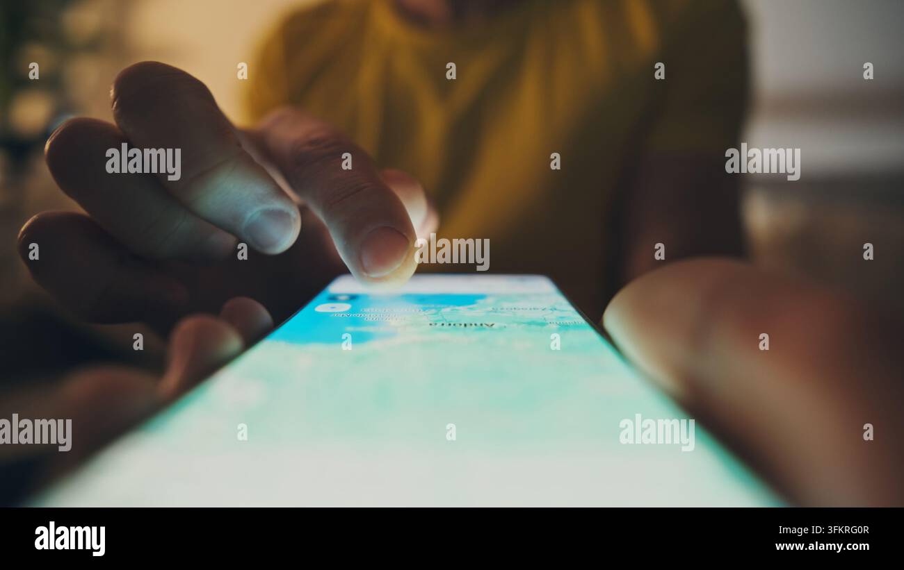 Poznań, Polonia - 17 febbraio 2026: Uomo che sfoglia una mappa digitale con la mano nell'app Google Maps sullo schermo dello smartphone Foto Stock