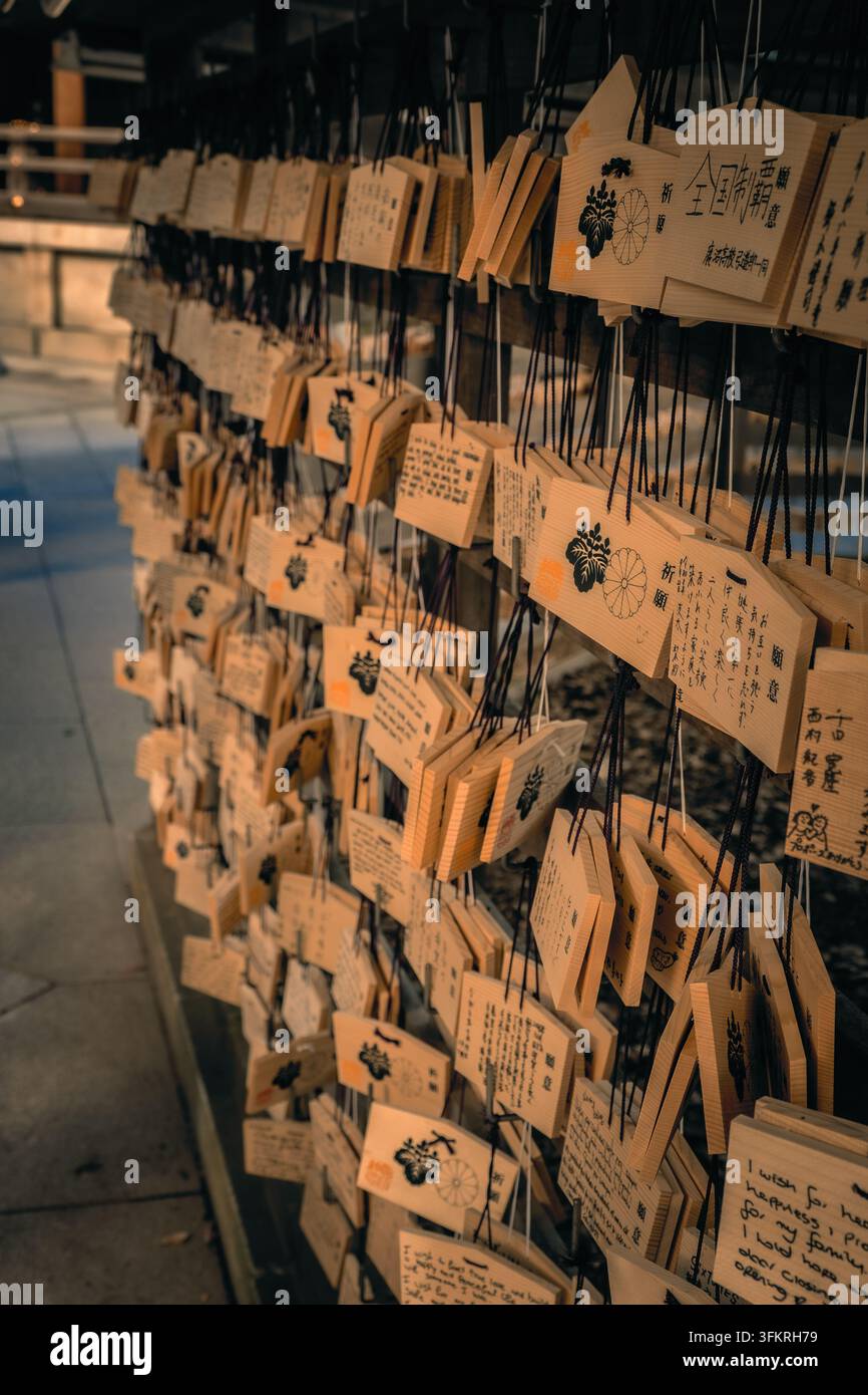 Bella vista dell'Ema, tavolette votive in legno per preghiere personali e gratitudine verso le divinità venerata nel santuario Meiji Jingu a Tokyo, Giappone Foto Stock