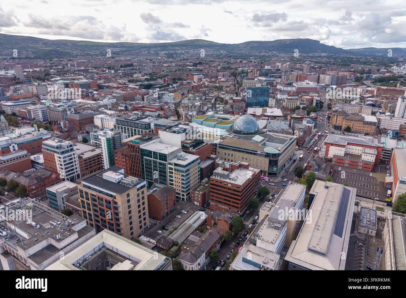 Vista aerea del centro città di Belfast (BT1), con veduta verso il centro commerciale Victoria Square, Irlanda del Nord. Foto Stock