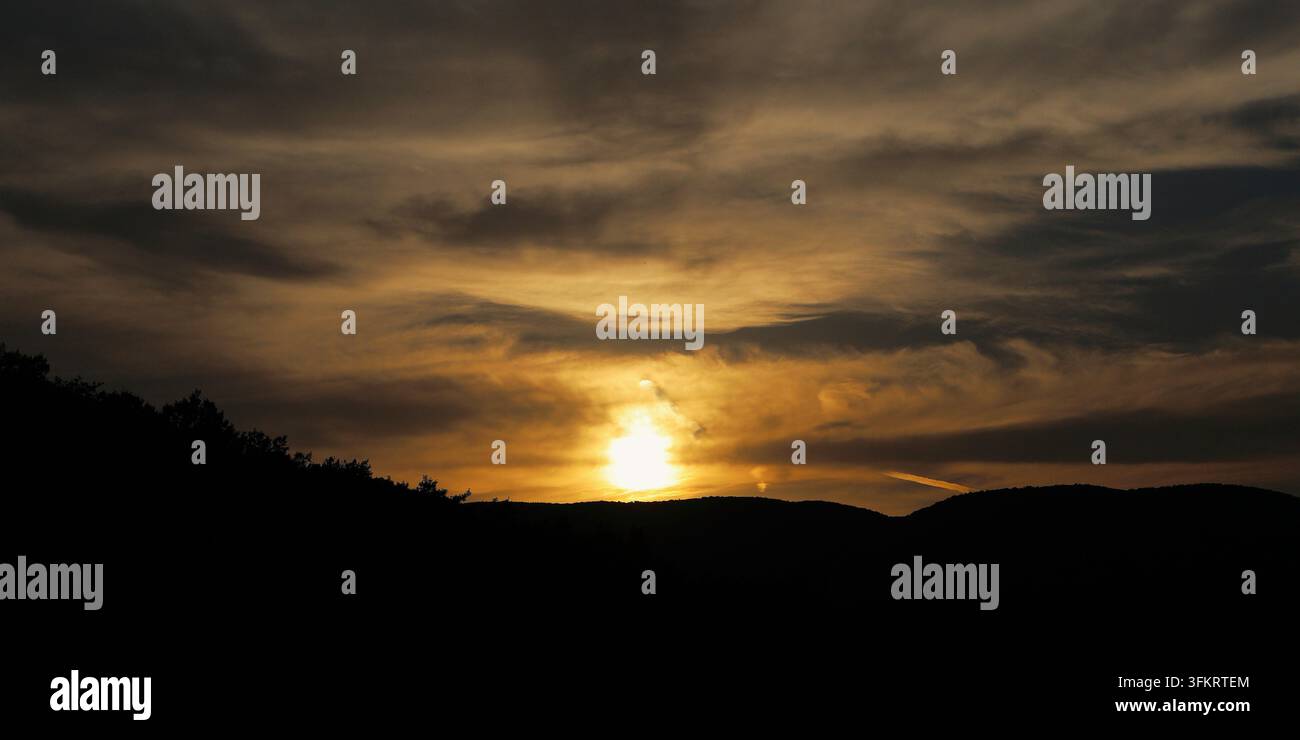 Tramonto nella natura con silhouette contrastanti Foto Stock