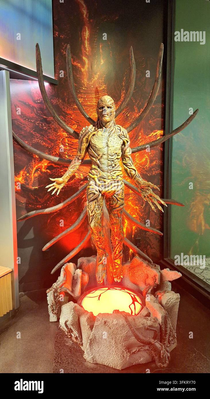 Dallas, TX, USA - 15 agosto 2026: Una statua dettagliata di un personaggio di fantascienza esposta al chiuso. Foto Stock