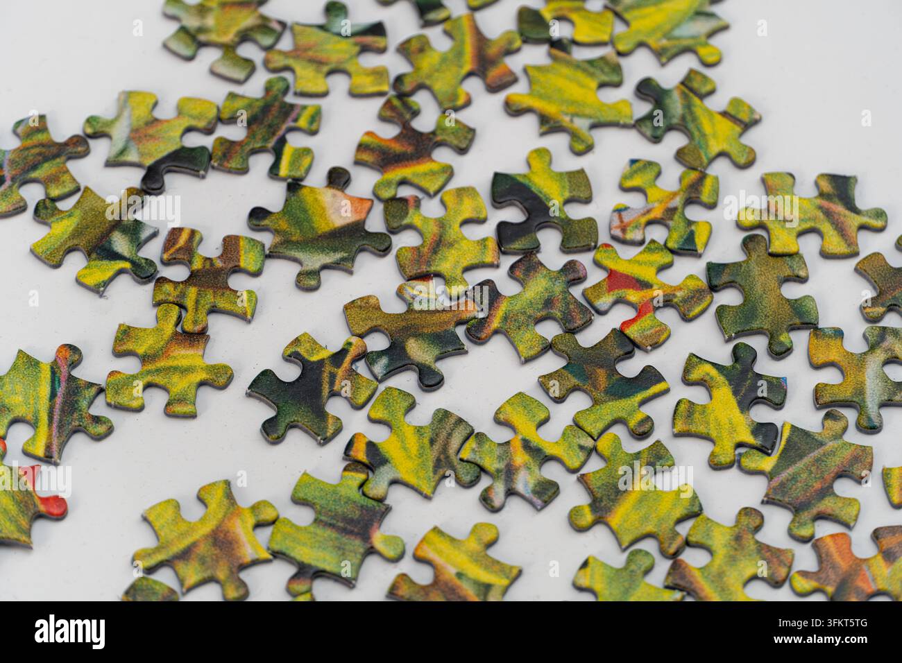Pezzi di puzzle sparsi che mostrano la risoluzione dei problemi e la strategia Foto Stock