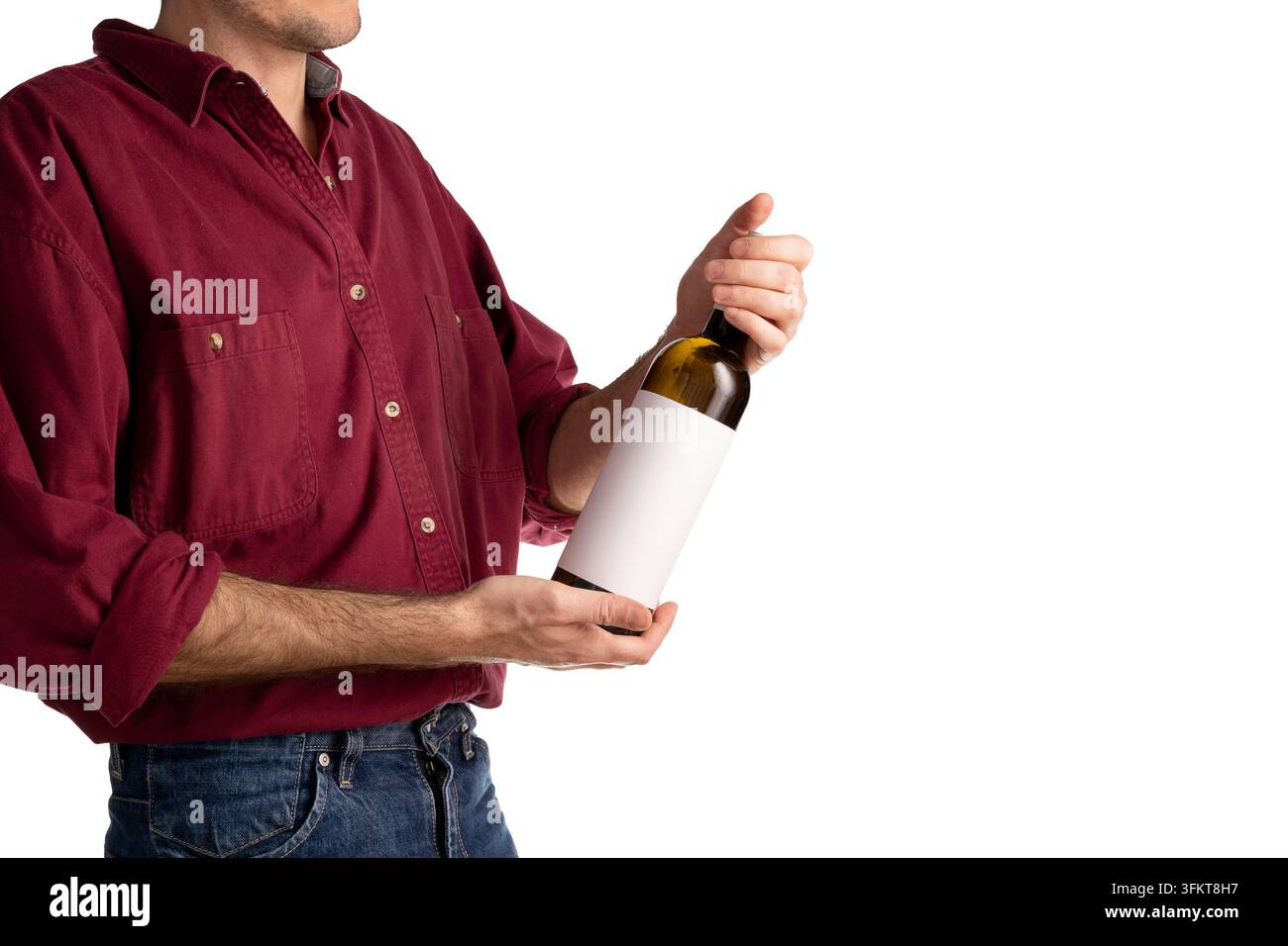 Un uomo con una camicia bordeaux tiene una bottiglia di vino bianco con un'etichetta vuota, con ampio spazio libero intorno utile per aggiungere testo o grafica, un Foto Stock