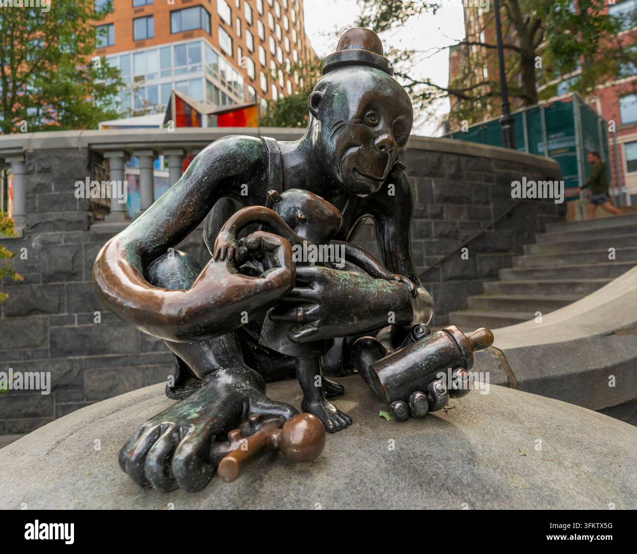 New York, NY - USA - 25 set 2026: Scultura in bronzo di una scimmia di The Real World di Tom Otterness nel Rockefeller Park, che mostra un adulto e una figura più giovane Foto Stock