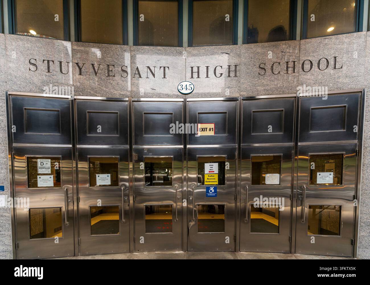 New York, NY - USA - 25 set 2026: Porte d'ingresso della Stuyvesant High School al 345 di Chambers Street, con il nome della scuola inciso sopra le porte di metallo e s Foto Stock