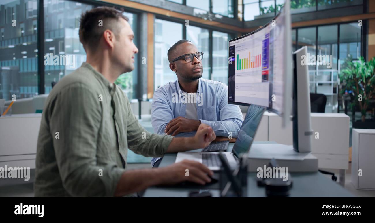 Il responsabile degli account analizza il dashboard delle crediti invecchiati per migliorare il flusso di riscossione. Foto Stock