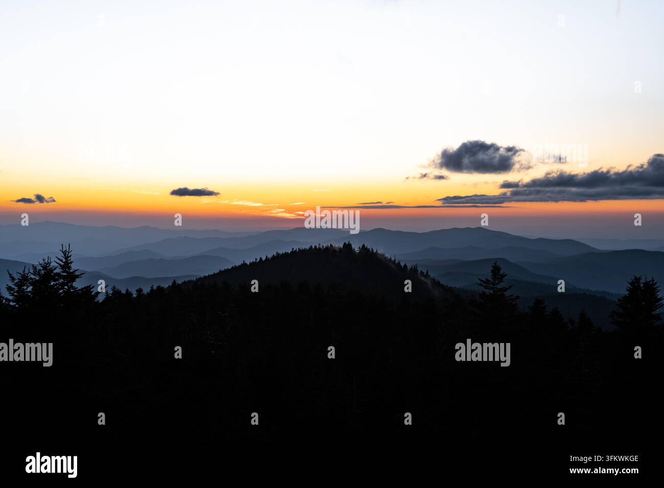 Strati Blue Ridge al crepuscolo con una banda arancione. Una striscia di colore sopra creste scure successive. Foto Stock