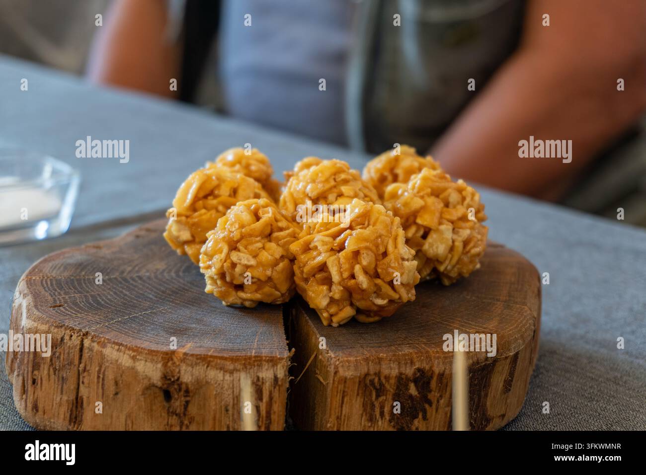 Dolce tradizionale tataro chak-chak su vassoio di legno Foto Stock
