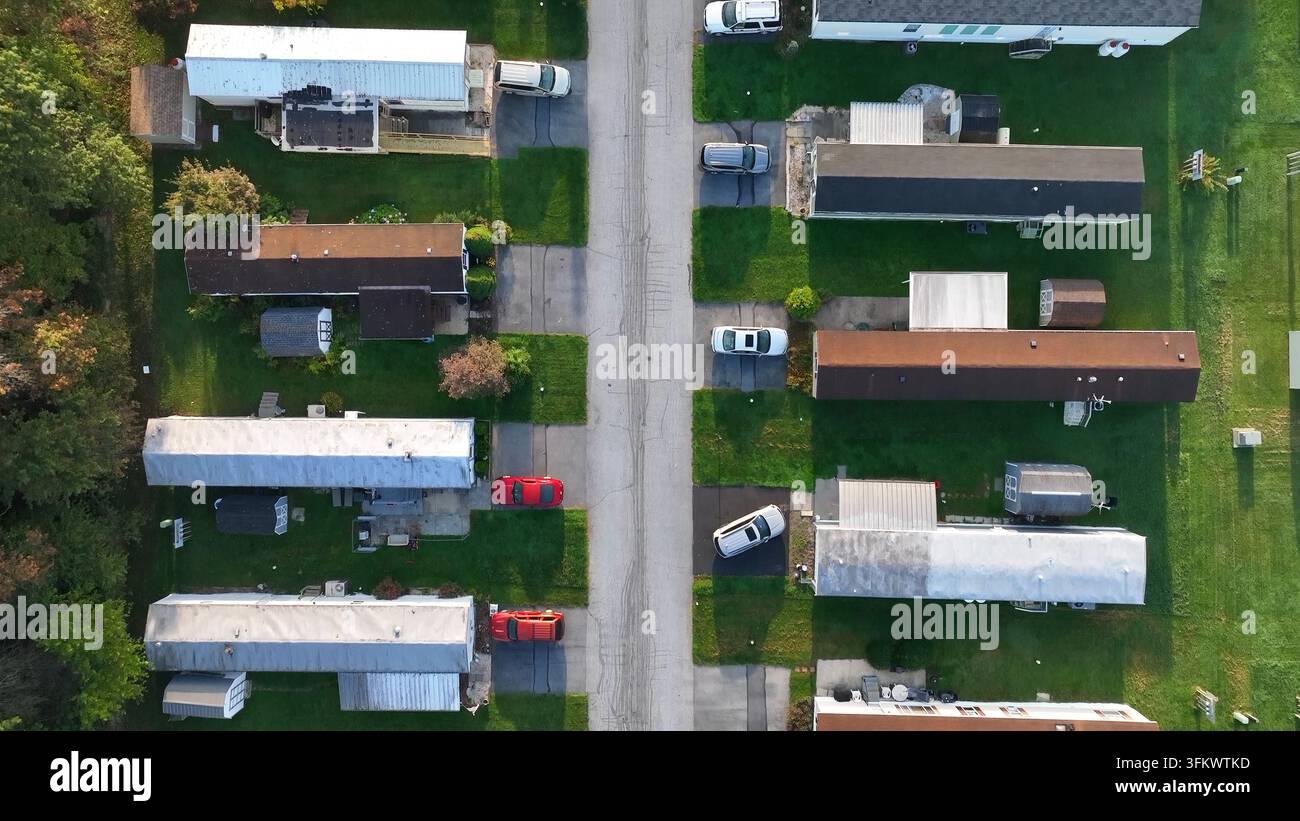 Vista aerea del complesso residenziale di Manheim con file di case mobili, vialetti asfaltati con auto parcheggiate e prati verdi a Manheim, Pennsylva Foto Stock