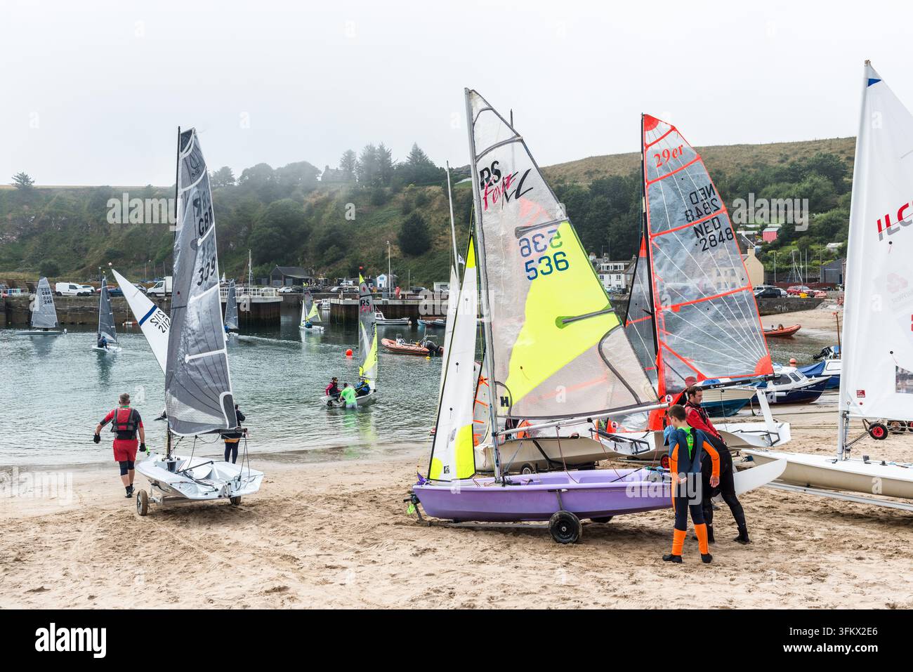 Stonehaven, Scozia, Regno Unito – 17 agosto 2025: I concorrenti preparano e lanciano dinghy dalla spiaggia e dall’area del porto durante l’Aberdeen & Stonehaven Y Foto Stock