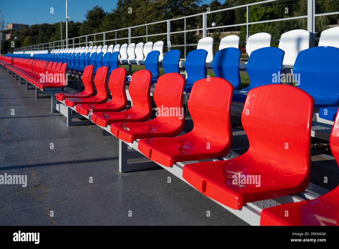 Fotografia stock professionale di alta qualità che mostra l'architettura moderna di arene sportive pubbliche, l'installazione di sedili in plastica resistente e la competizione Foto Stock