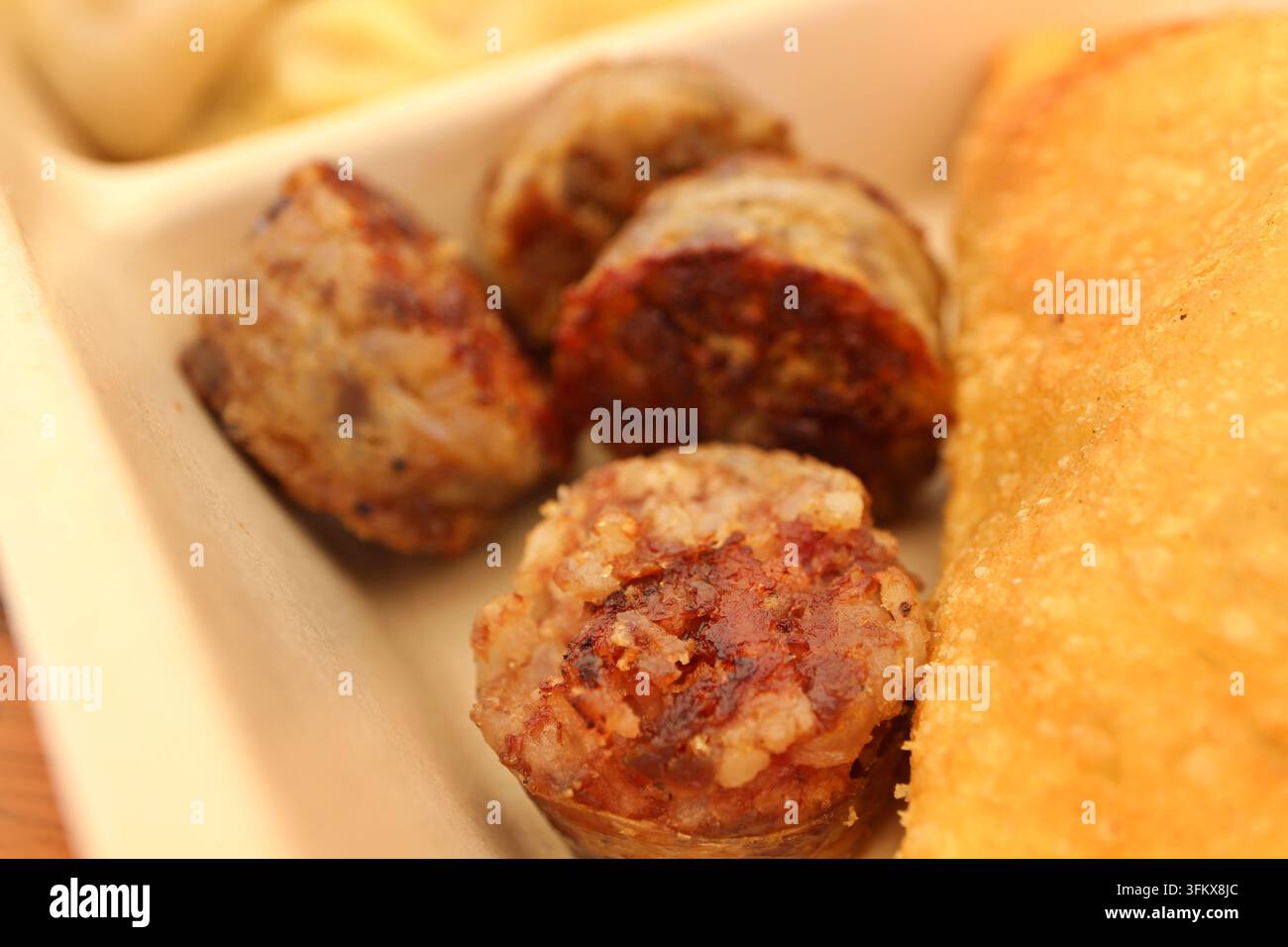 Gyurma (salsiccia di sangue di pecora tibetana) servita in un chiosco di cibo da strada Foto Stock