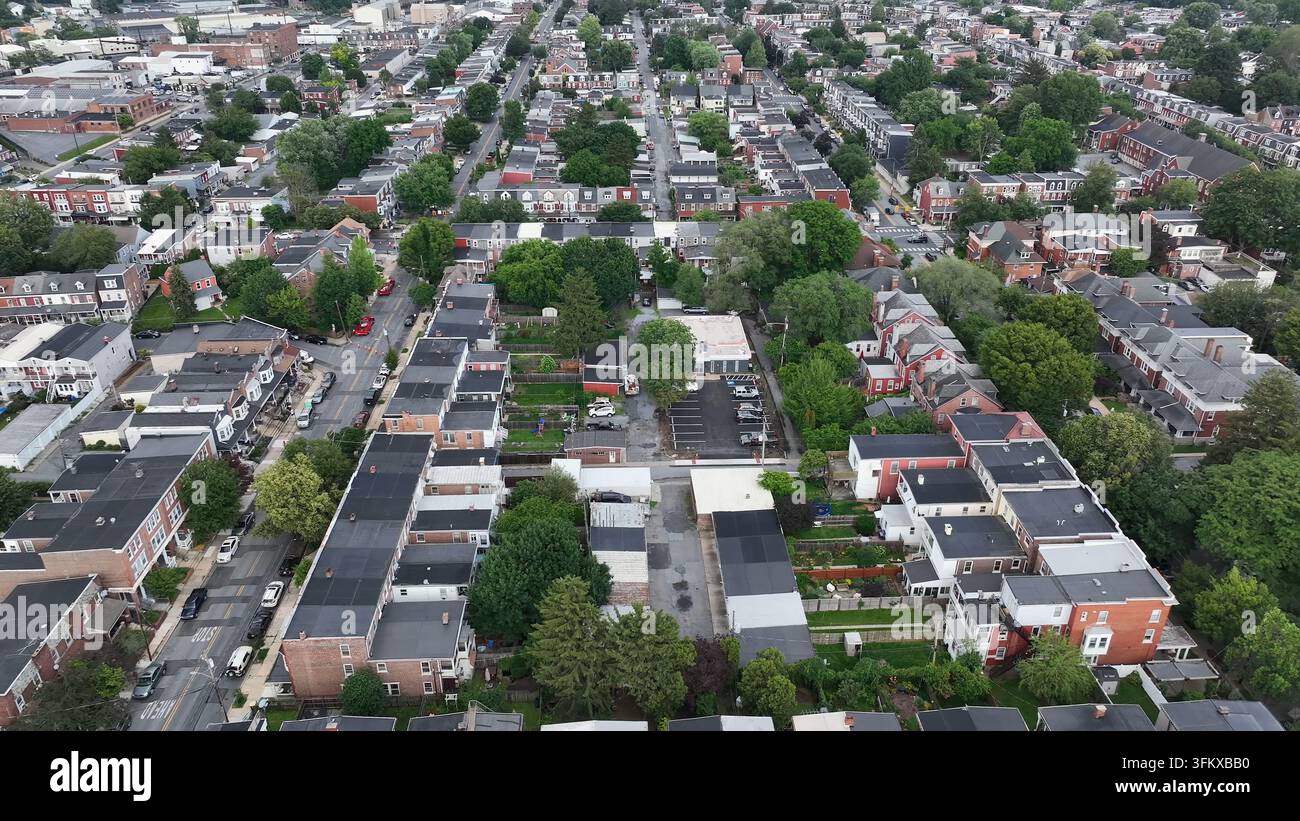Vista aerea del quartiere residenziale di South Lancaster con le sue caratteristiche case a schiera, strade alberate e disposizione urbana a Lancaster Foto Stock