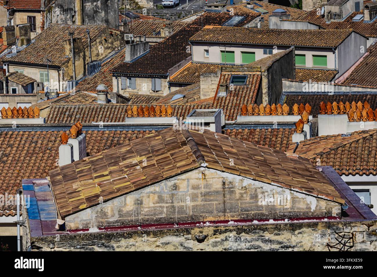 Vista dettagliata dal tetto di Avignon, che si estende oltre i tetti in terracotta fino al Rodano e alla campagna oltre. Foto Stock