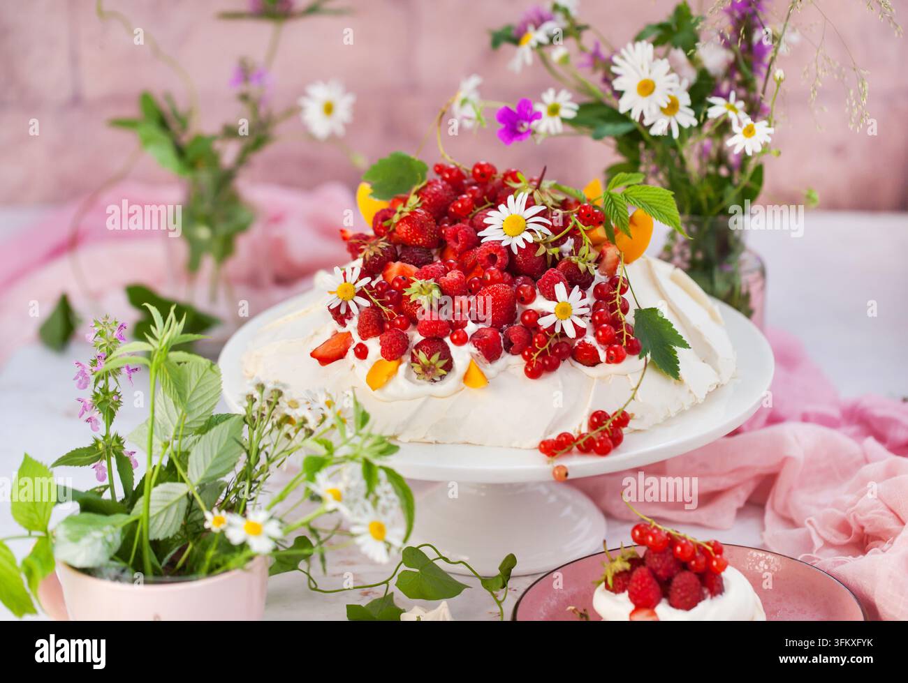 Deliziosa torta di meringa Pavlova decorata con freschi frutti di bosco estivi Foto Stock