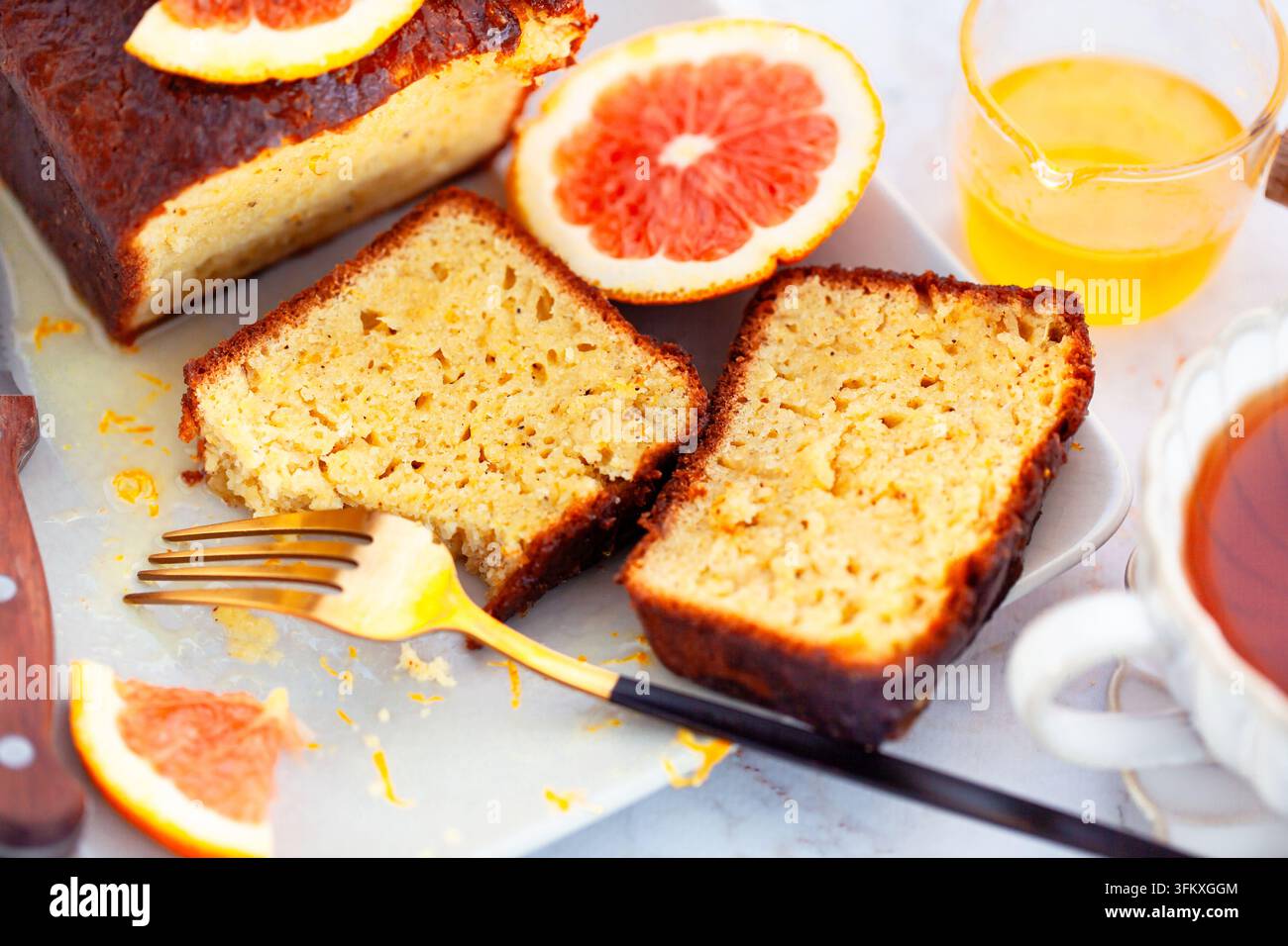 Una deliziosa torta di pane fresco con sciroppo Foto Stock