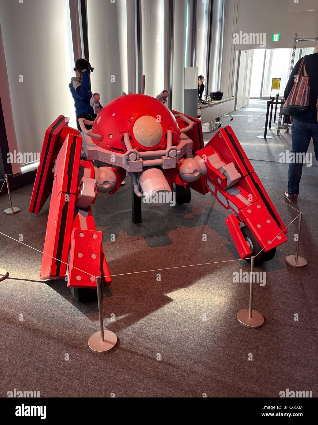 Modello di carro armato ragno rosso alla mostra Ghost in the Shell a Tokyo - Immagine stock catturata con smartphone