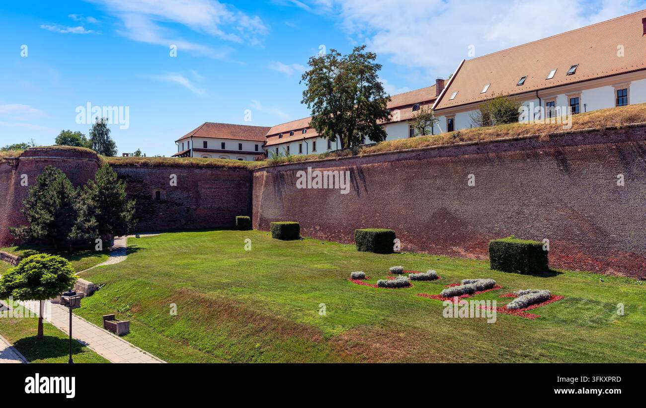 Mura di mattoni fortificate ed edifici storici della Cittadella di Alba Carolina ad Alba Iulia, Romania Foto Stock