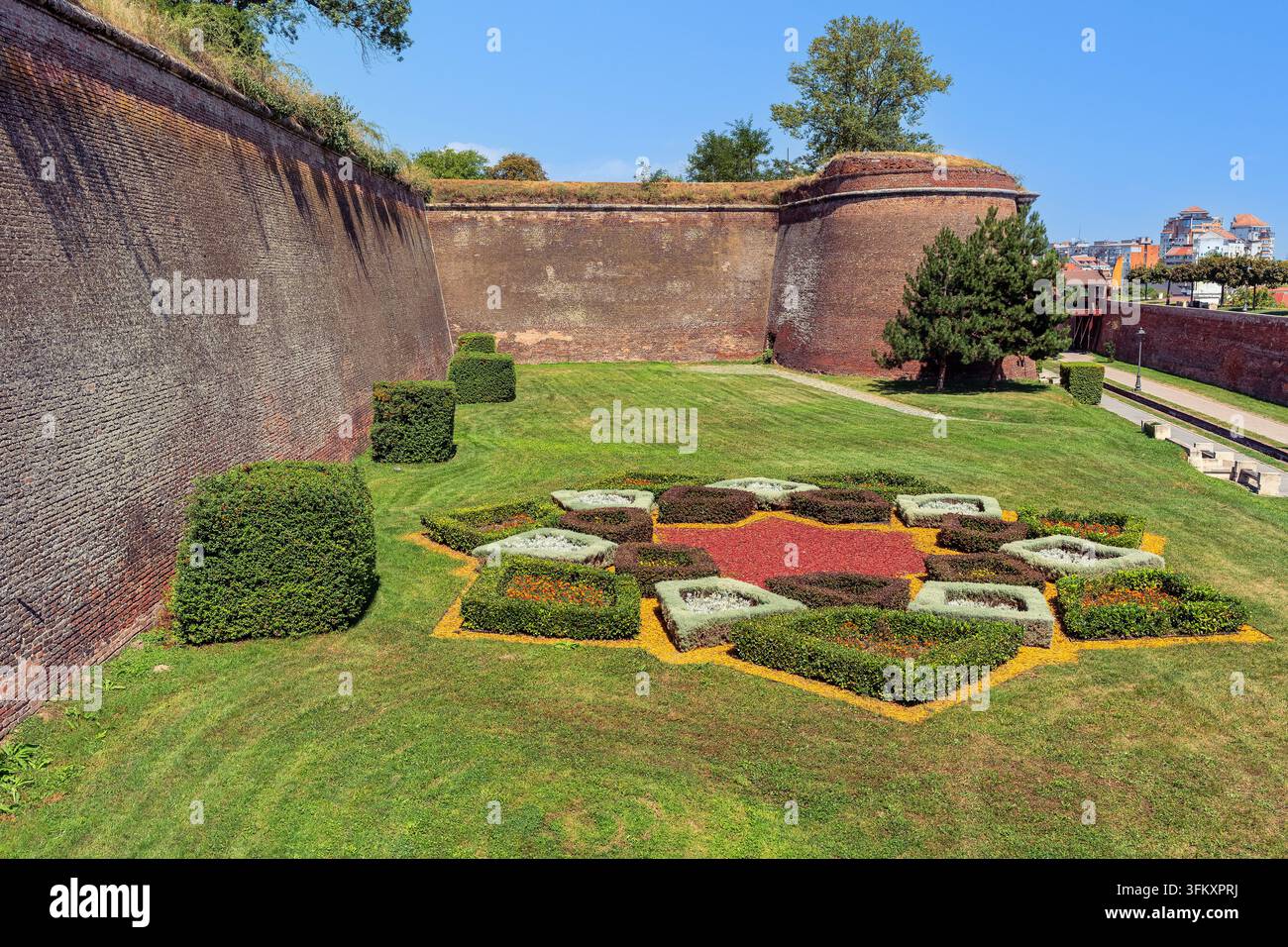 Mura bastionate storiche in mattoni e giardino ornamentale alla Cittadella Alba Carolina ad Alba Iulia, Romania Foto Stock