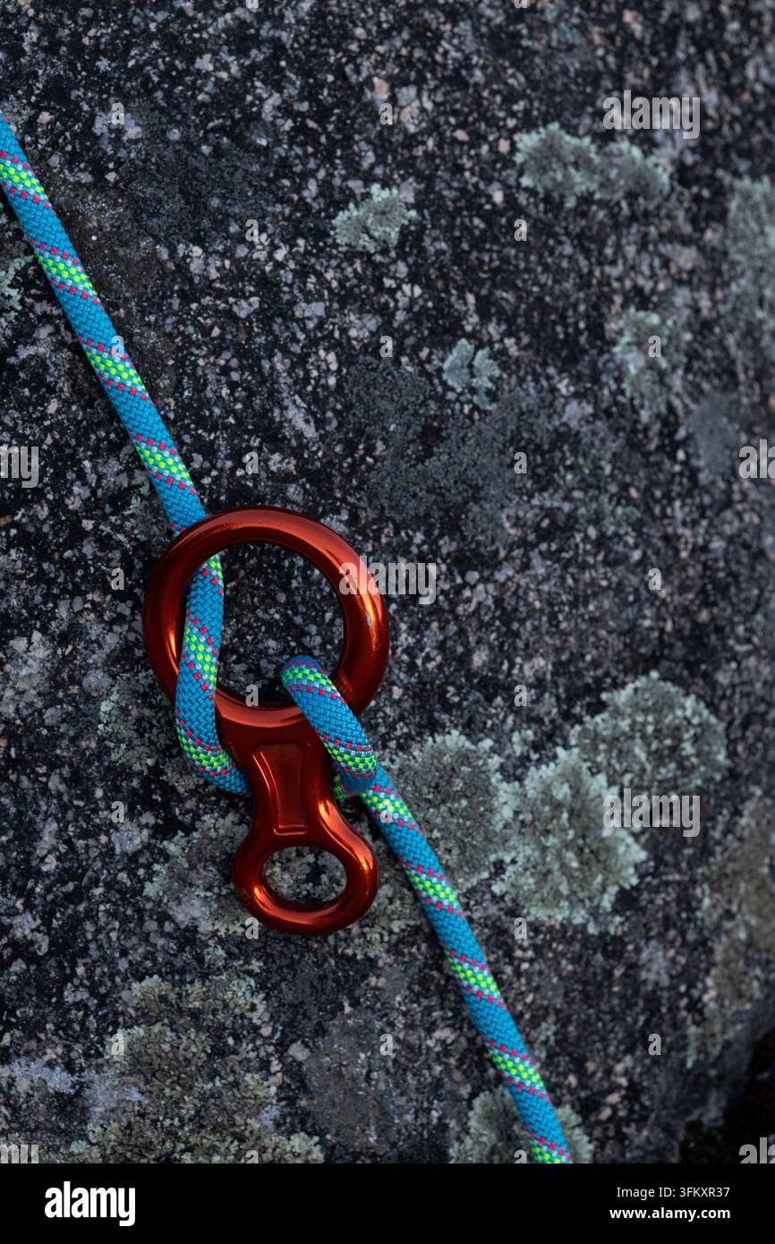 Corda da arrampicata con discensore a otto su roccia Foto Stock