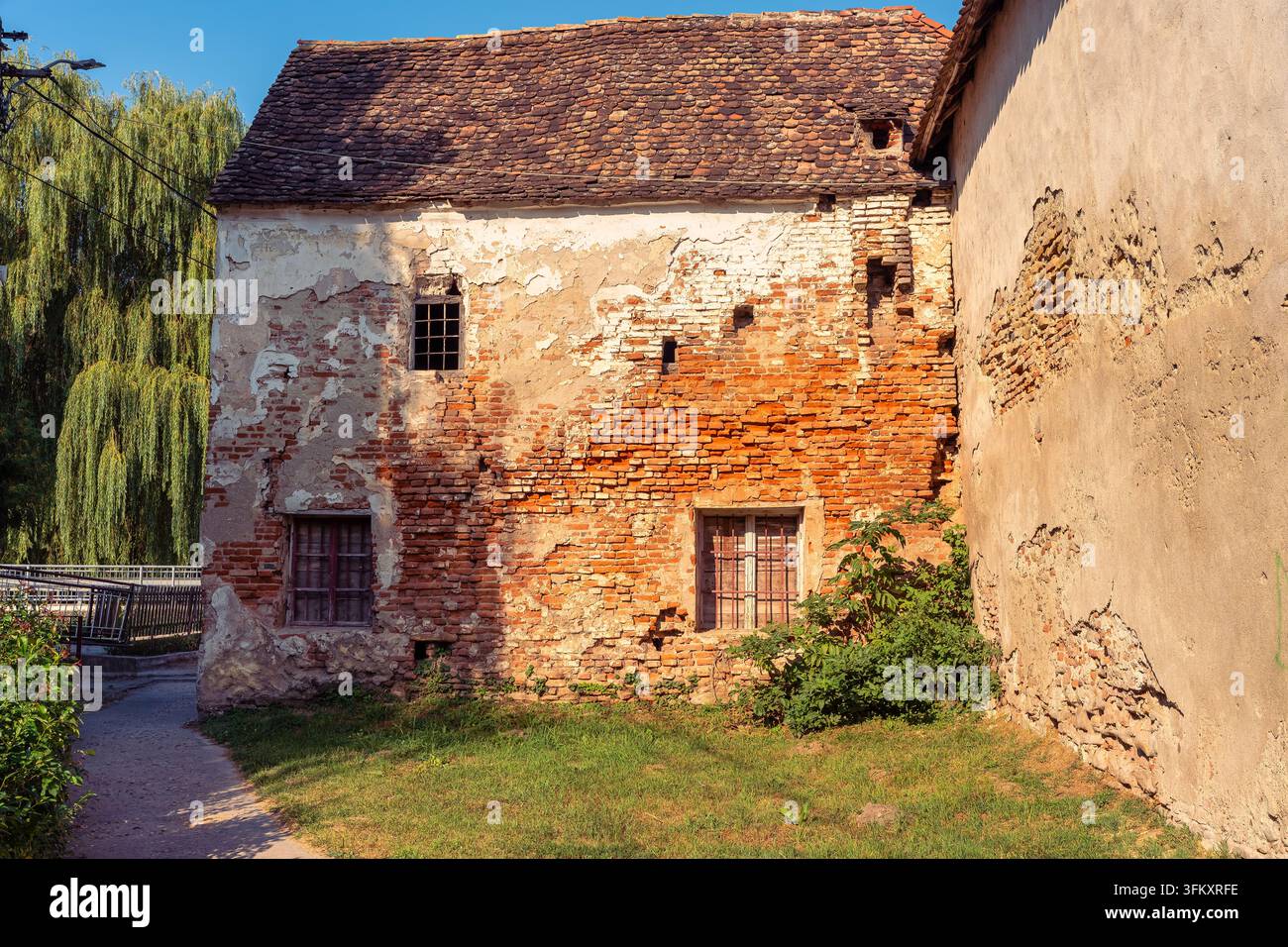 Edificio storico in mattoni all'interno del complesso dell chiesa fortificata di Valea Viilor in Transilvania, Romania Foto Stock