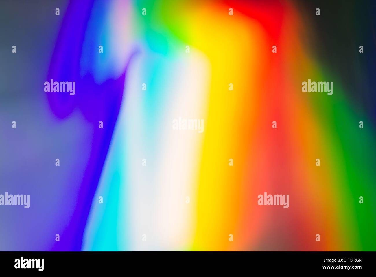 Sfondo olografico arcobaleno astratto e brillante e iridescente con perdite di luce. Superficie glitter. Sfondo arcobaleno sfocato astratto. Foto Stock