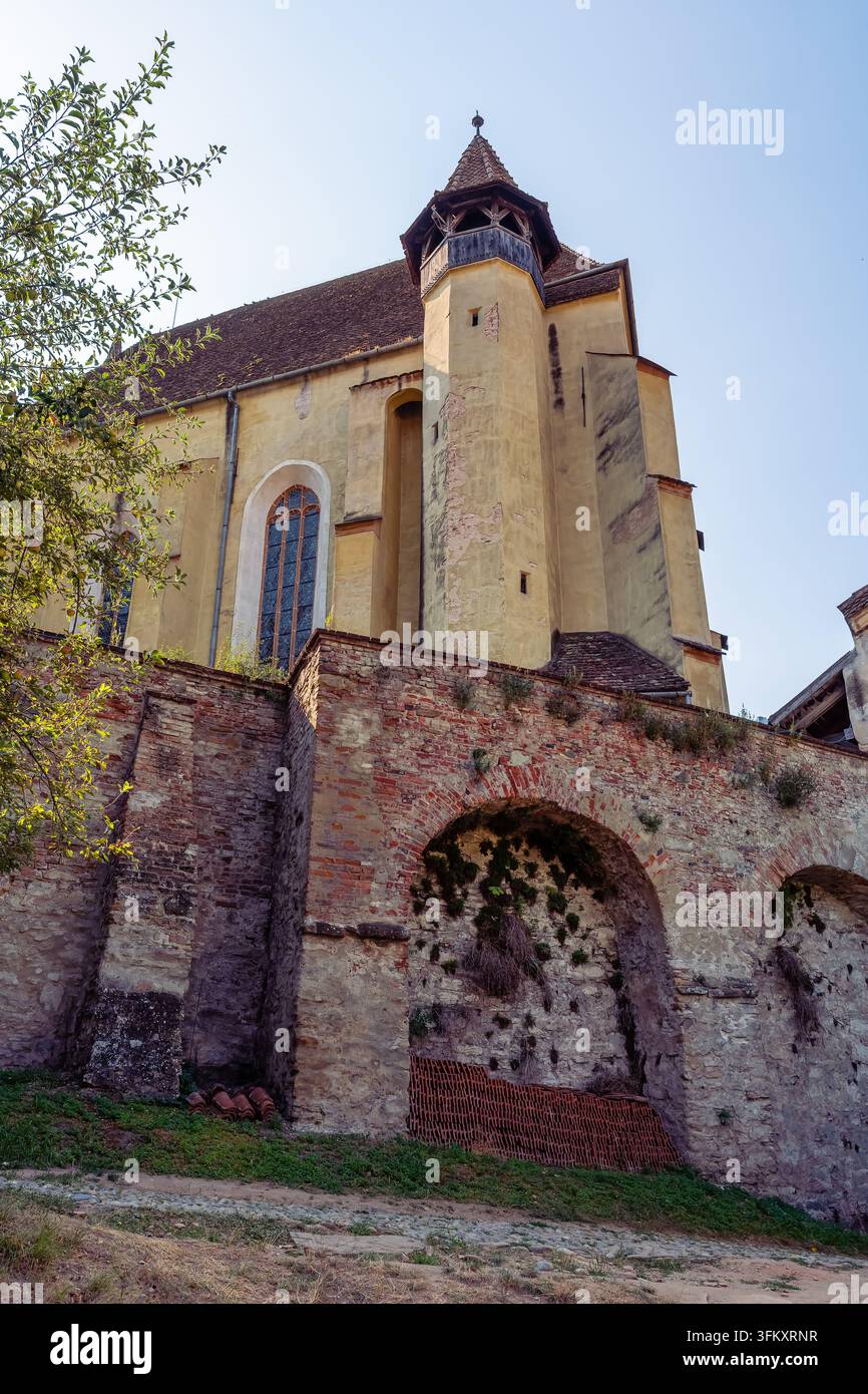 Chiesa gotica e muro di mattoni fortificato nel complesso storico di Biertan in Transilvania, Romania Foto Stock