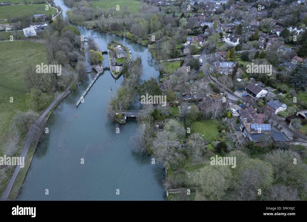 Vista aerea della chiusa di Iffley sul Tamigi circondata da una vegetazione lussureggiante e case residenziali a Oxford, Inghilterra, Regno Unito. Foto Stock