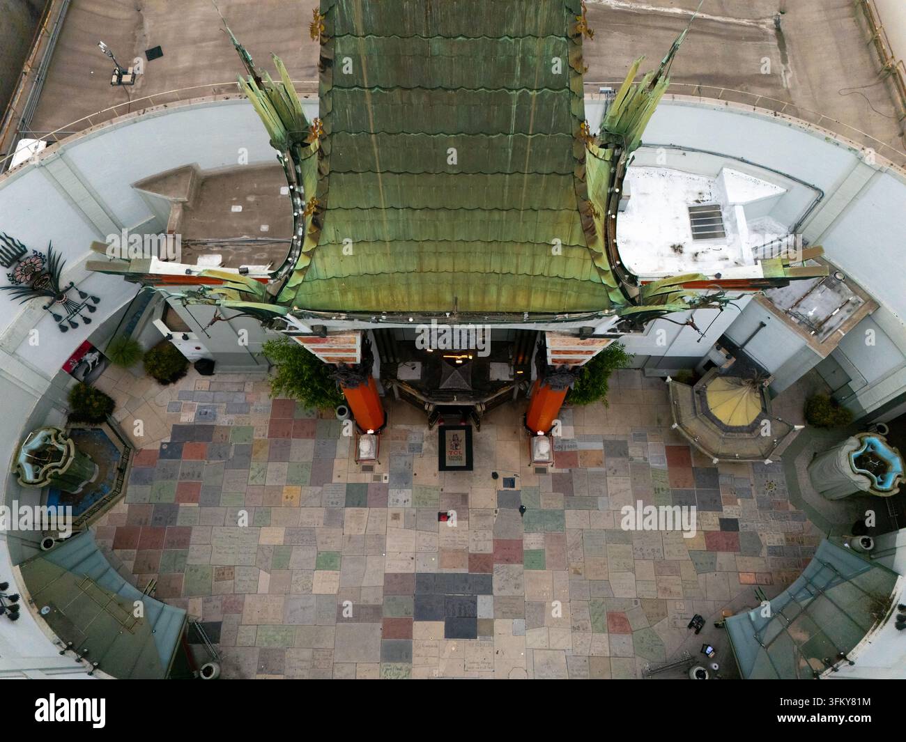 Los Angeles, Stati Uniti - 25 settembre 2026: Vista aerea del cortile anteriore storico del TCL Chinese Theatre e della Hollywood Walk of Fame, con elementi iconici Foto Stock