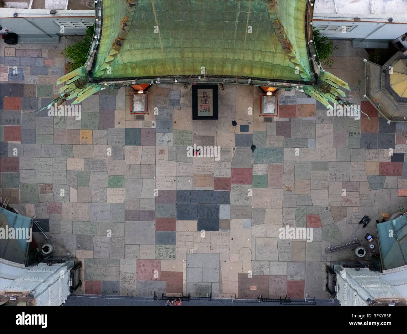 Los Angeles, Stati Uniti - 25 settembre 2026: Veduta aerea del cortile anteriore del TCL Chinese Theatre e della Hollywood Walk of Fame, con una mano iconica Foto Stock