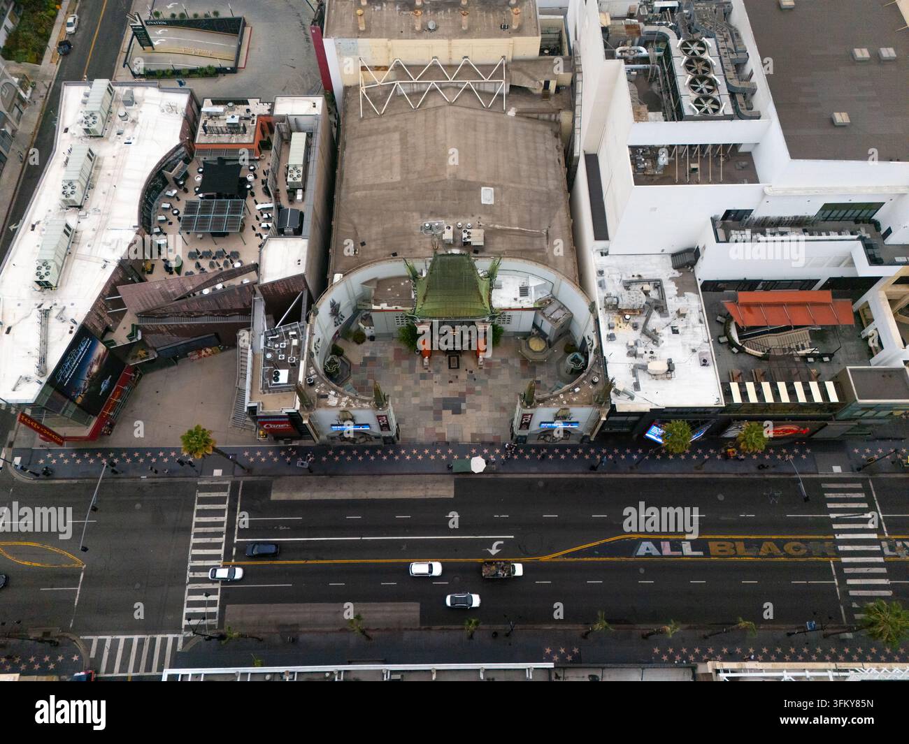 Los Angeles, Stati Uniti - 25 settembre 2026: Veduta aerea dell'iconico TCL Chinese Theatre sul Hollywood Walk of Fame, circondato da costruzioni urbane Foto Stock
