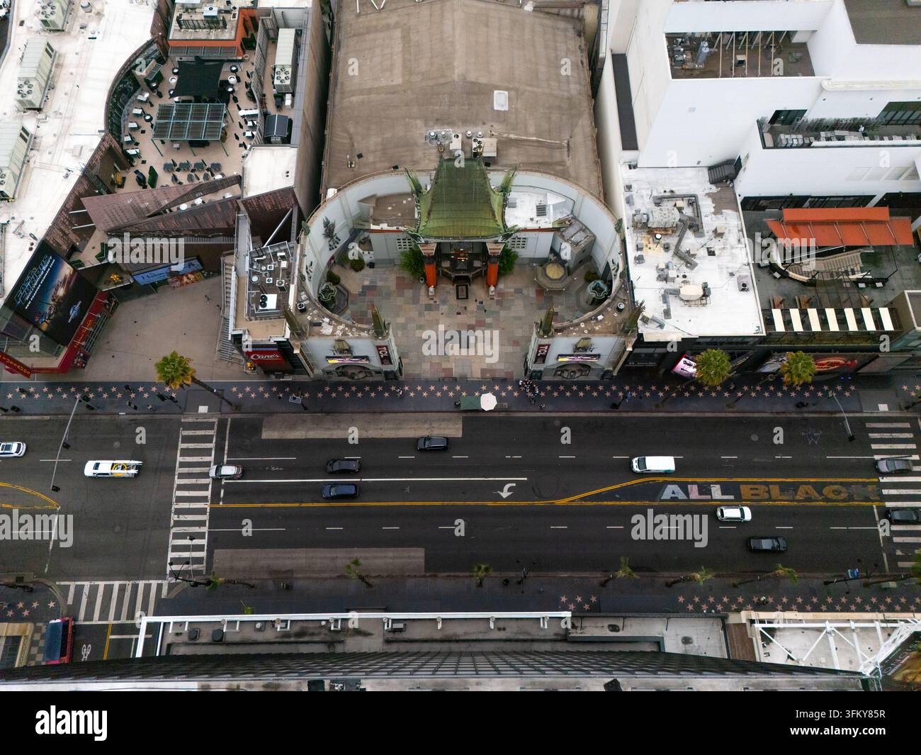 Los Angeles, Stati Uniti - 25 settembre 2026: Veduta aerea del TCL Chinese Theatre e della Hollywood Walk of Fame con il traffico su Hollywood Boulev Foto Stock