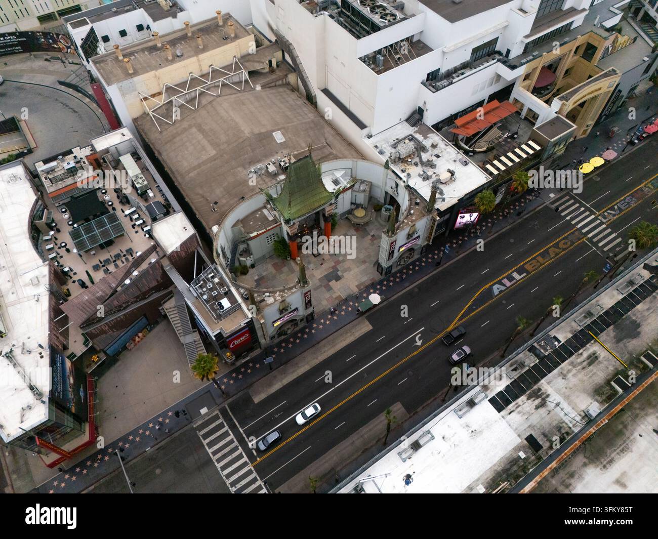 Los Angeles, Stati Uniti - 25 settembre 2026: Vista aerea del teatro storico TCL Chinese Theatre e della vicina Hollywood Walk of Fame con un s affollato Foto Stock