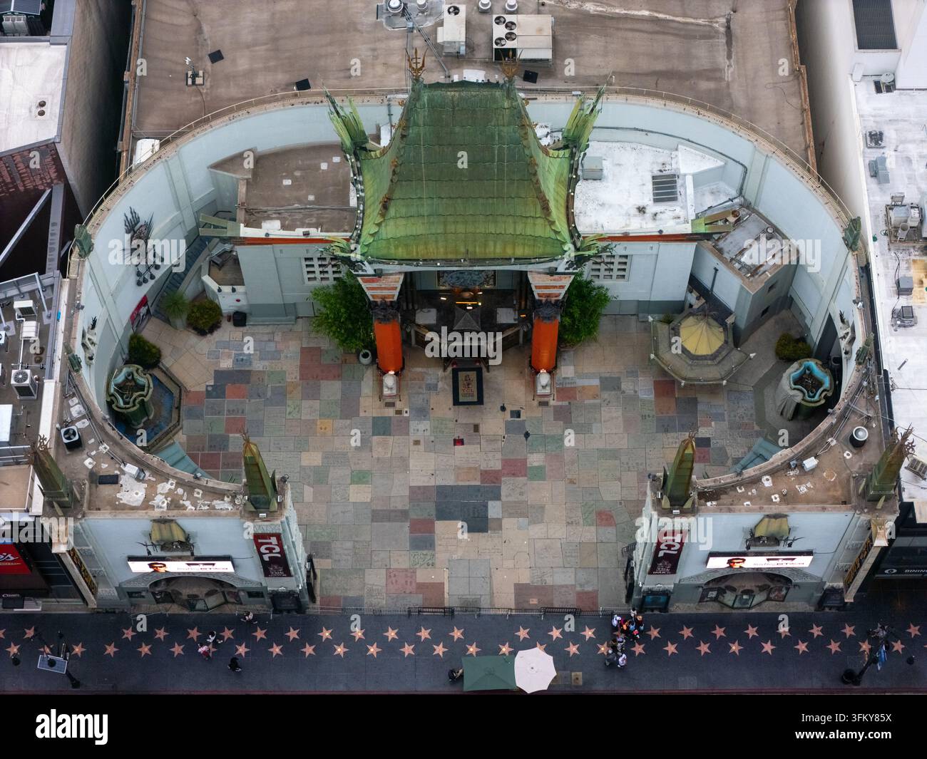 Los Angeles, Stati Uniti - 25 settembre 2026: Vista aerea del TCL Chinese Theatre e della Hollywood Walk of Fame, con l'iconico stile pagoda Foto Stock