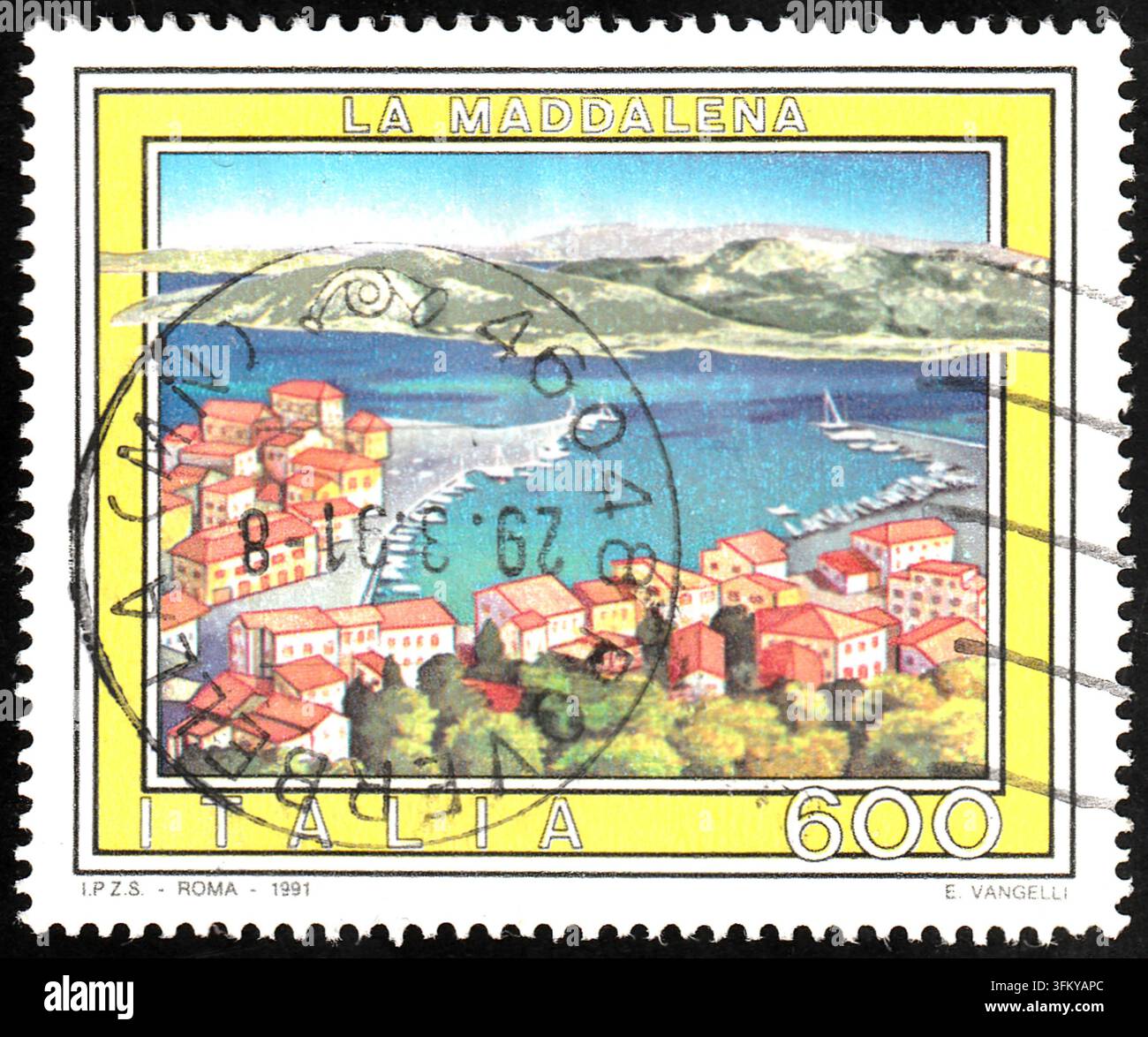 Francobollo italiano raffigurante il paesaggio costiero di La Maddalena in Sardegna, emesso nel 1991 Foto Stock