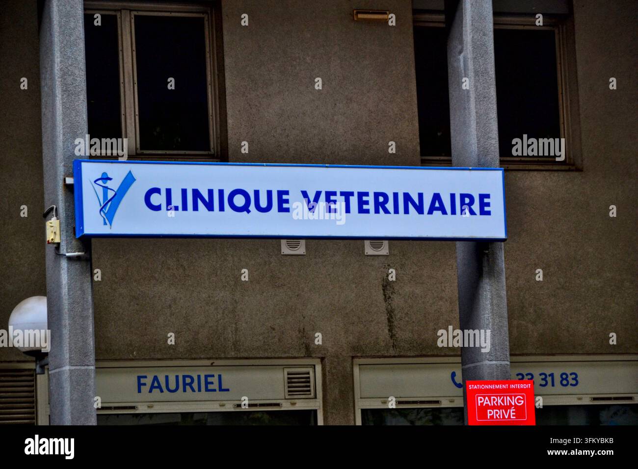 Foto editoriale della facciata esterna di una clinica veterinaria a Saint-Etienne, Francia. 1 gennaio 2024. Foto Stock