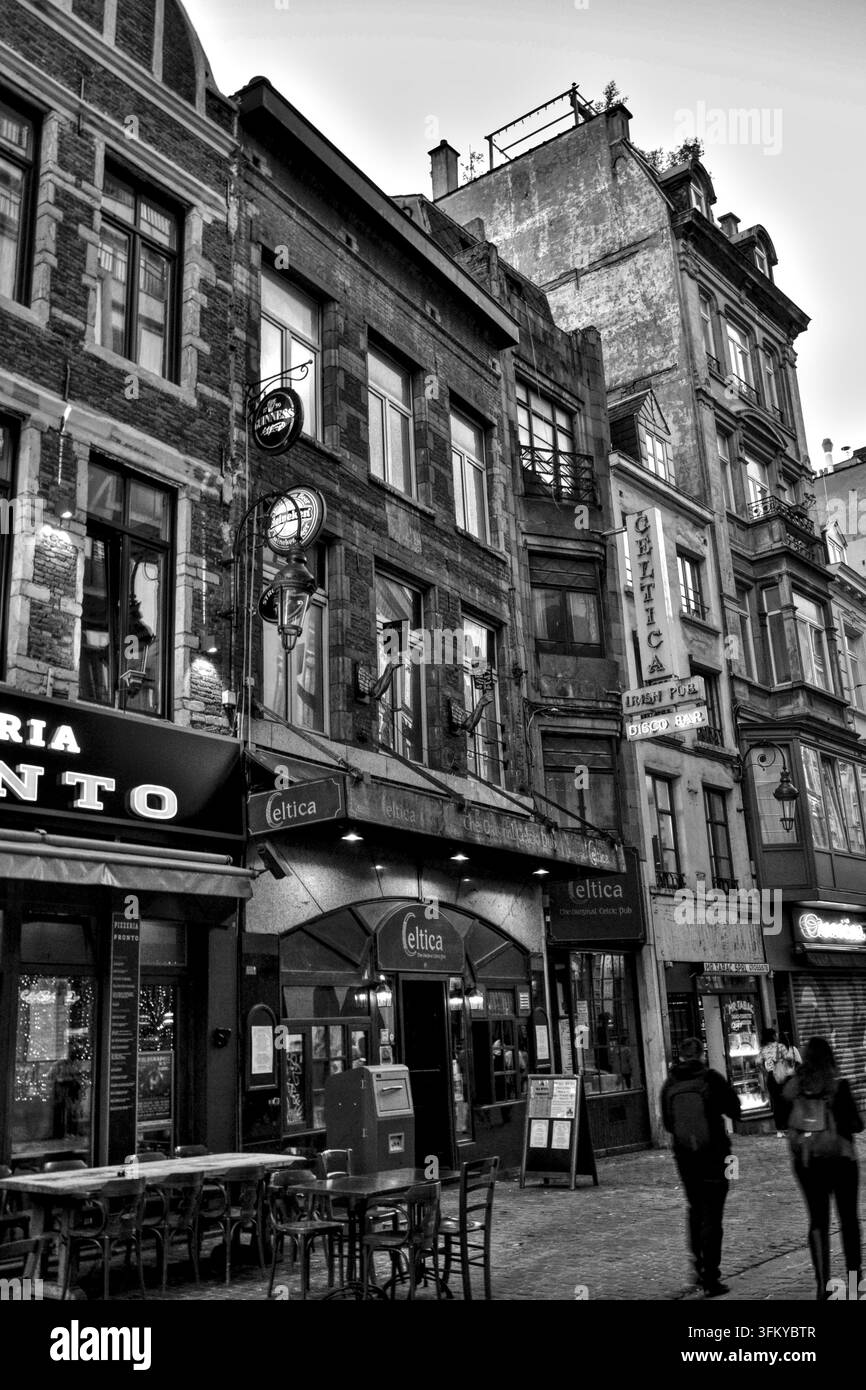 Bruxelles, Belgio - 14 ottobre 2017: Vista diurna di una strada vicino al pub Celtica, in bianco e nero Foto Stock