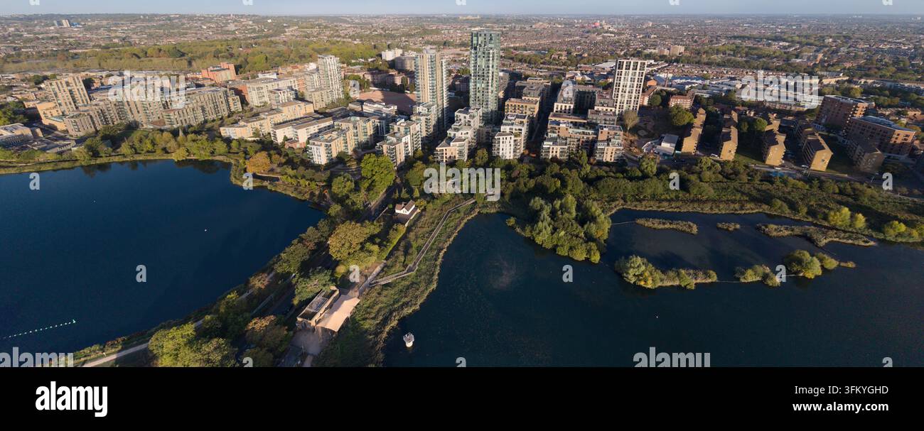 I residenti vivono in grattacieli del progetto di rigenerazione di Woodberry Down, modernizzando le abitazioni accanto ai serbatoi Est e Ovest di Hackney. Foto Stock