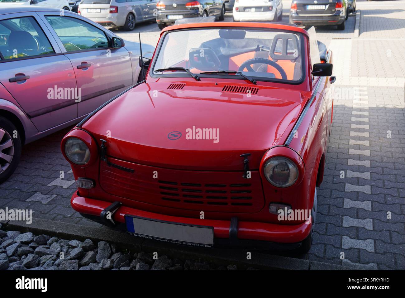 La Cabriolet Rossa Trabant 1.1, Auto della Germania Est, Wildenfels, Germania Foto Stock
