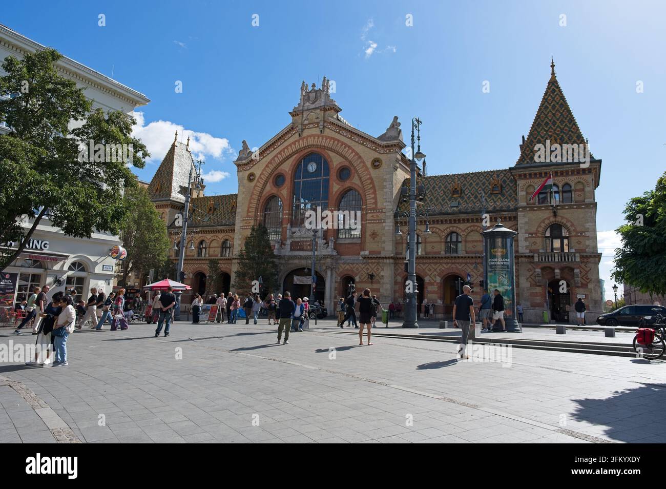 Budapest, Ungheria - 21 settembre 2026: L’ingresso principale della Centrale Mercato (Központi Vásárcsarnok) brulicante di attività, Fővám tér. Foto Stock
