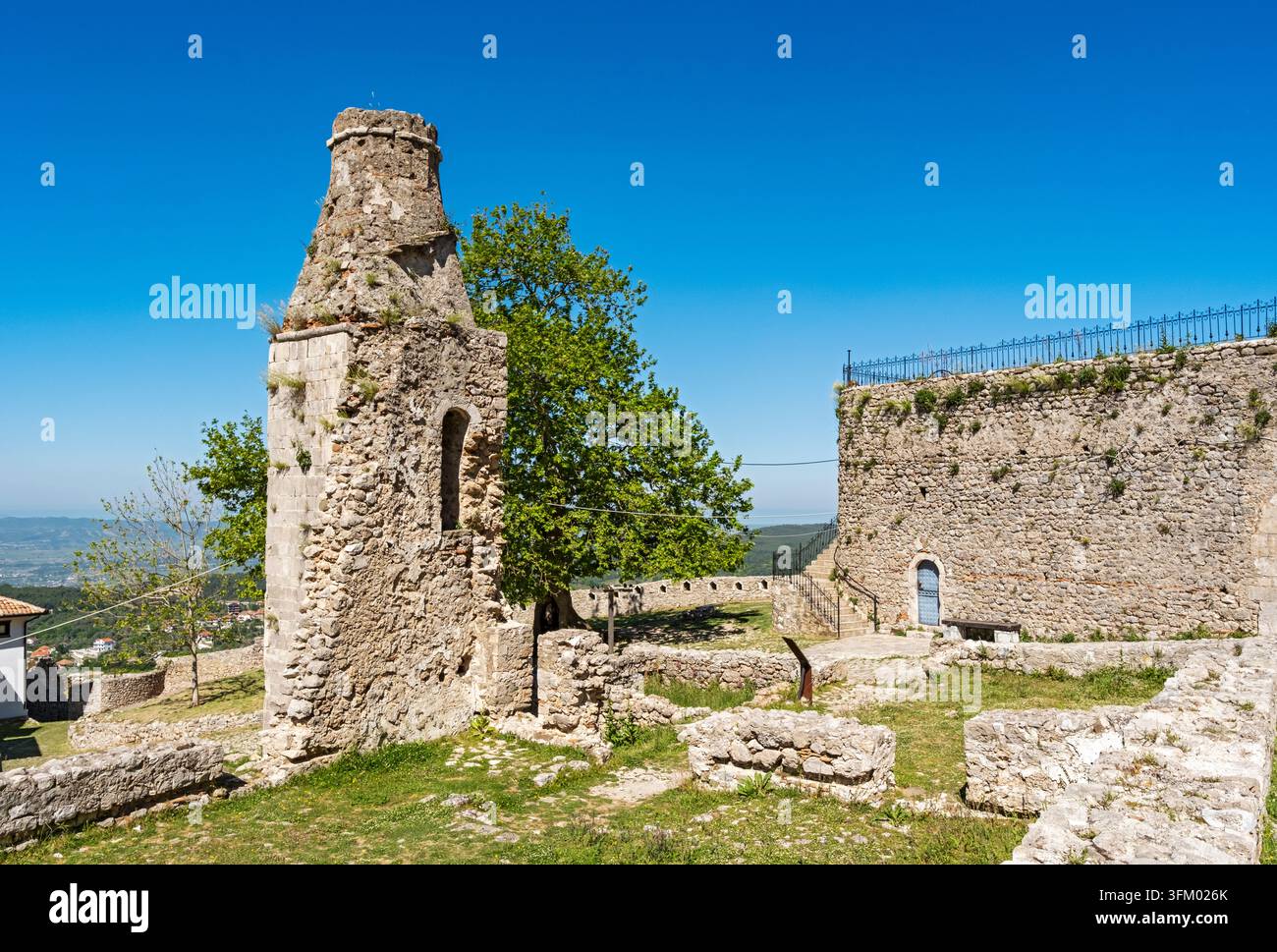 Rovine in pietra del minareto della moschea di Sultan Mehmed Fatih all'interno degli storici terreni della fortezza del castello di Kruja, Krujë, Albania Foto Stock